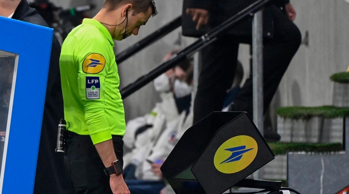 VAR en partido de fútbol VAR en partido de fútbol