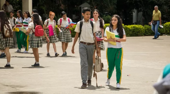 De los colegios clasificados, 769 son privados y 50 son públicos. Colegios - estudiantes
