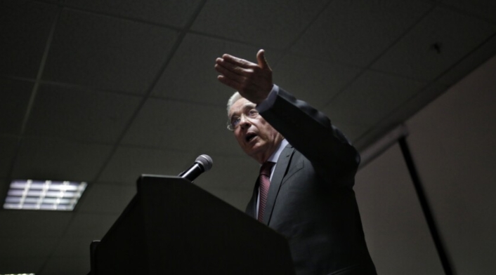 Álvaro Uribe Vélez Álvaro Uribe Vélez, expresidente de Colombia