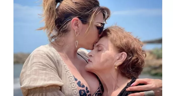 Ana Karina Soto abrazando a su mamá