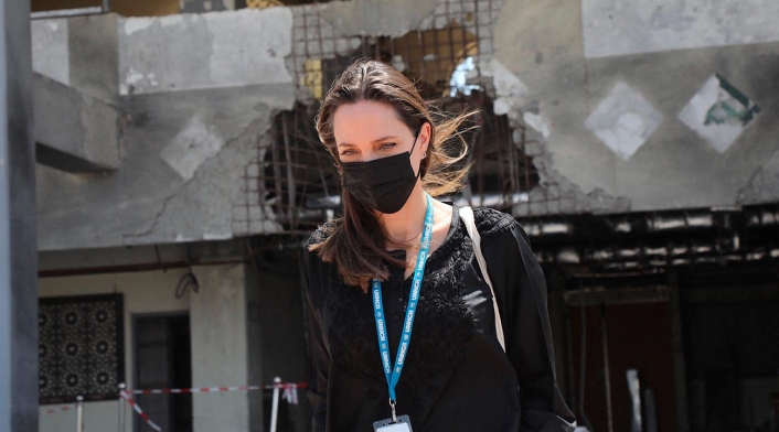 Angelina Jolie realizando visita a zona de conflicto