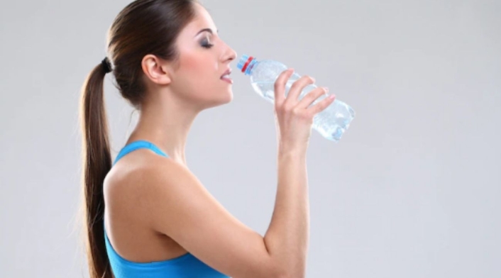 ¿Es malo tomar agua del botilito? Tomar agua