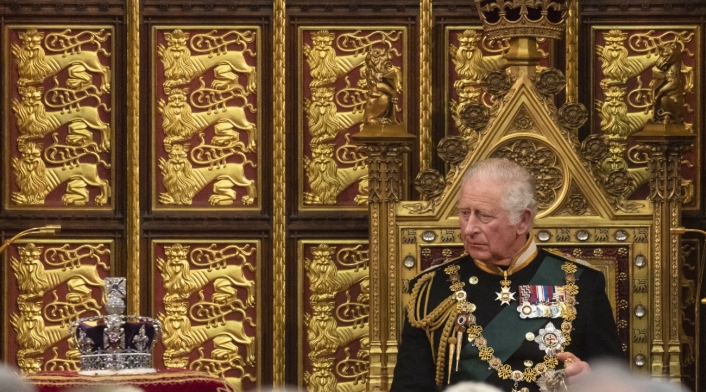 Príncipe Carlos en la Cámara sentado junto a la corona británica