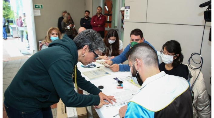 Claudia López votando Claudia López votando