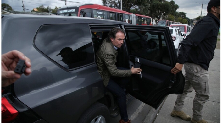 Federico Gutiérrez en Bogotá Federico Gutiérrez se baja de su camioneta en calle de Bogotá