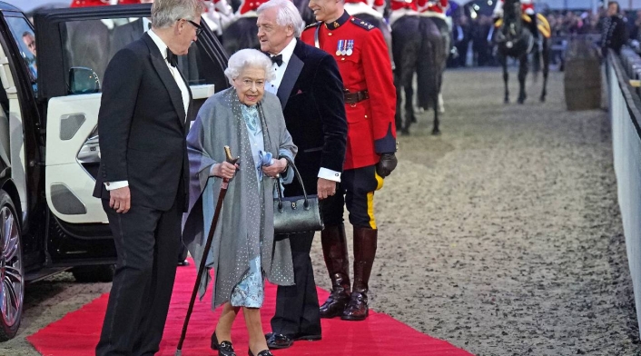 Isabel II reaparece en público