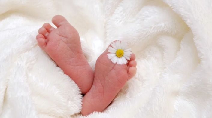 Mujer tiene a su bebé en una silla de hospital y bebé cae al piso Mujer tiene a su bebé en una silla de hospital y bebé cae al piso