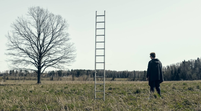 Pasar debajo de unas escaleras, ¿De verdad es de mala suerte? Pasar debajo de unas escaleras, ¿De verdad es de mala suerte?