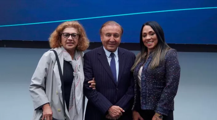 Rodolfo Hernández junto a su esposa, Socorro Oliveros Rodolfo Hernández junto a Socorro Oliveros