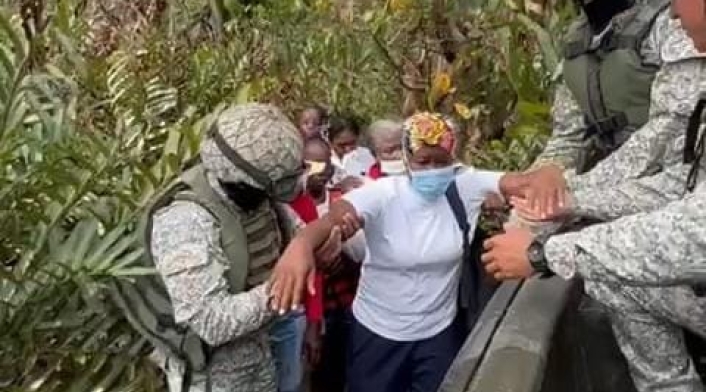 La Armada llegó hasta el Estero para rescatar a las victimas