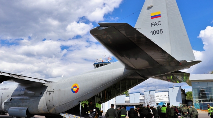 La Fuerza Aérea avanza en el traslado de material electoral y miembros de la Policía en el país La Fuerza Aérea avanza en el traslado de material electoral y miembros de la Policía en el país