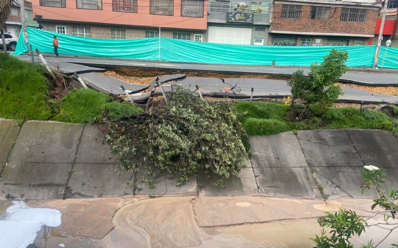 Hundimiento de tierra en Puente Aranda por fuga de agua Hundimiento de tierra en Puente Aranda