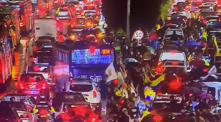 Caravana celebra el triunfó de Petro en el Movistar Arena Caravana petrista en Movistar Arena