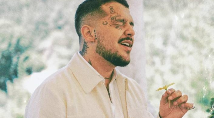 Christian Nodal, blanco de críticas por querer robarle un beso a una fan Christian Nodal, blanco de críticas por querer robarle un beso a una fan