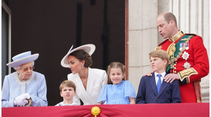 Reina Isabel y Kate Middleton junto al príncipe William