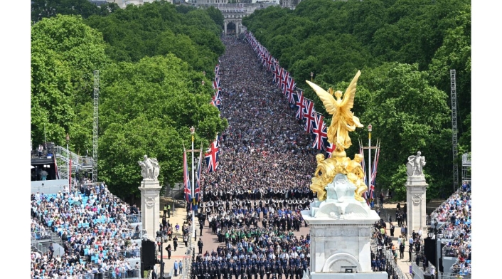 Miles de personas se aglomeraron en la gran avenida "The Mall", que une el palacio con Whitehall.