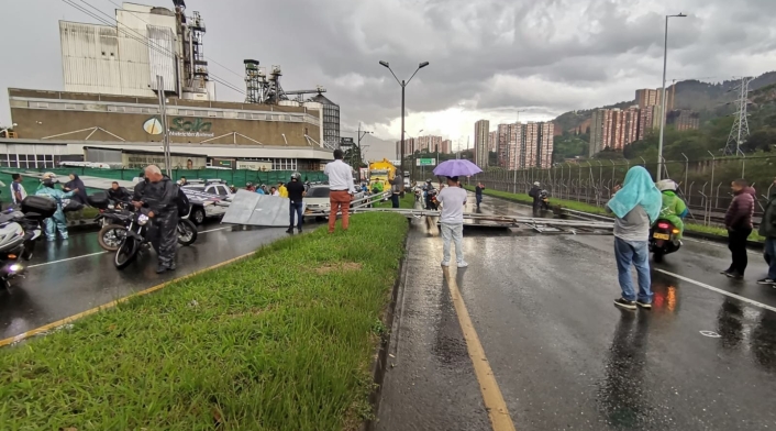 Caída de vallas en la avenida Regional, a la altura de Bello