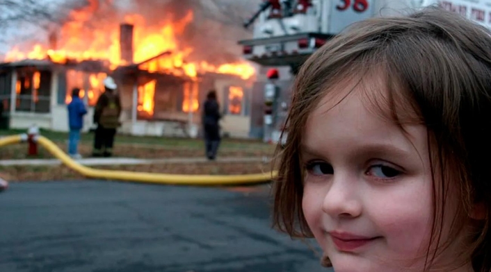 Meme niña ante casa ardiendo Meme niña ante casa ardiendo