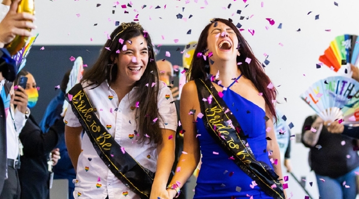 Asistente de vuelo le pide matrimonio a su novia en avión de orgullo LGBTI Asistente de vuelo le pide matrimonio a su novia en avión de orgullo LGBTI