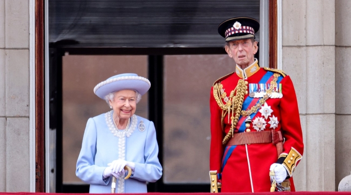 Reina Isabel sale al balcón en la celebración de los 70 años de reinado