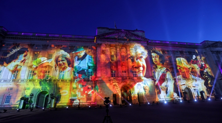 Reina Isabel enciende luces en el castillo de Windsor