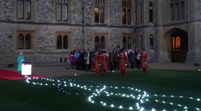 Reina Isabel enciende luces en el castillo de Windsor