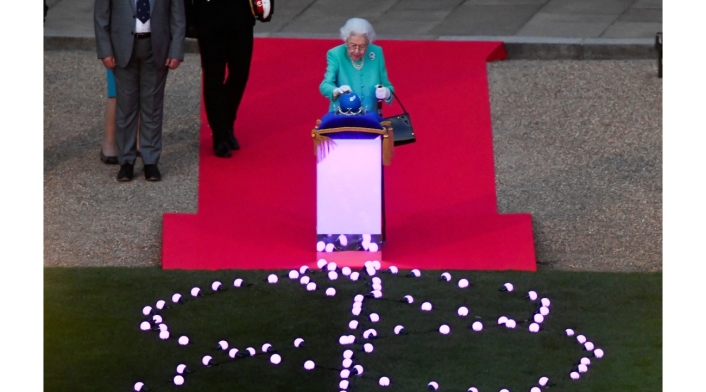 Reina Isabel enciende luces en el castillo de Windsor