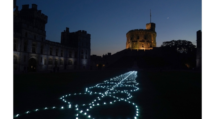 Reina Isabel enciende luces en el castillo de Windsor