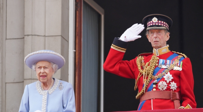 Reina Isabel en el balcón del Palacio