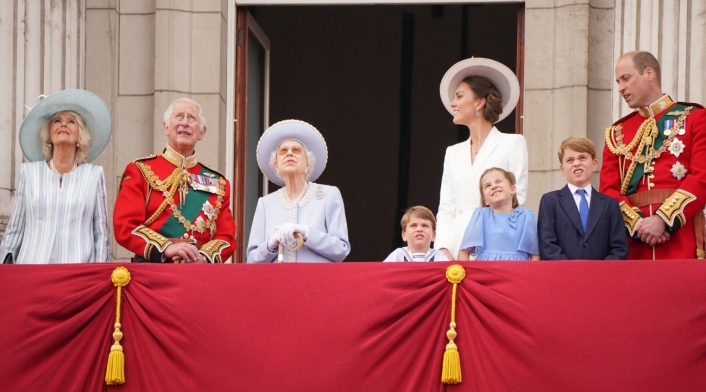 Reina Isabel junto a la familia real