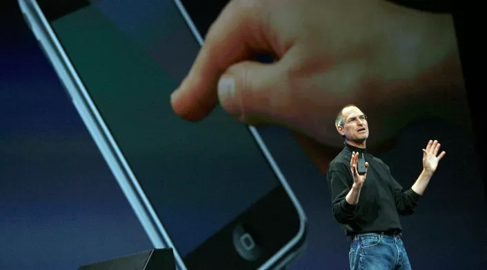 Steve Jobs presentando el primer iPhone Steve Jobs presentando el primer iPhone
