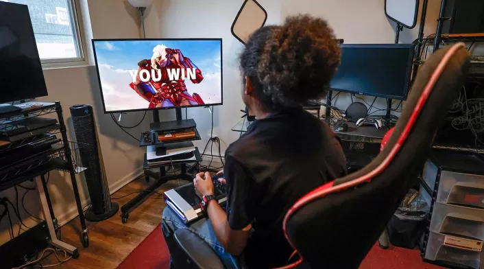 Joven jugando videojuegos Joven jugando videojuegos