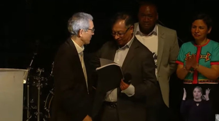 Gustavo Petro recibe recomendaciones del informe final | Comisión de la Verdad