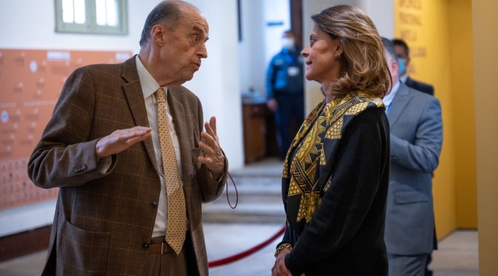 Marta Lucía Ramírez, saliente canciller y Álvaro Leyva, entrante canciller. La vicepresidenta y Canciller, Marta Lucía Ramírez, recibió, en el Palacio de San Carlos (sede del Ministerio de Relaciones Exteriores), al Canciller designado por el gobierno de Gustavo Petro, Álvaro Leyva