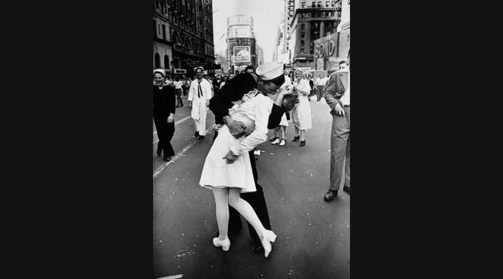 Foto del beso robado de marinero a enfermera en 1945 Foto del beso robado de marinero a enfermera en 1945