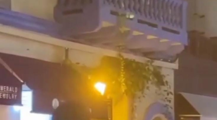 Pareja teniendo relaciones desde un balcón en el Centro Histórico de Cartagena