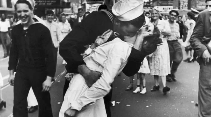 Greta Friedman es la mujer fue besada por un marinero en la icónica foto Greta Friedman es la mujer fue besada por un marinero