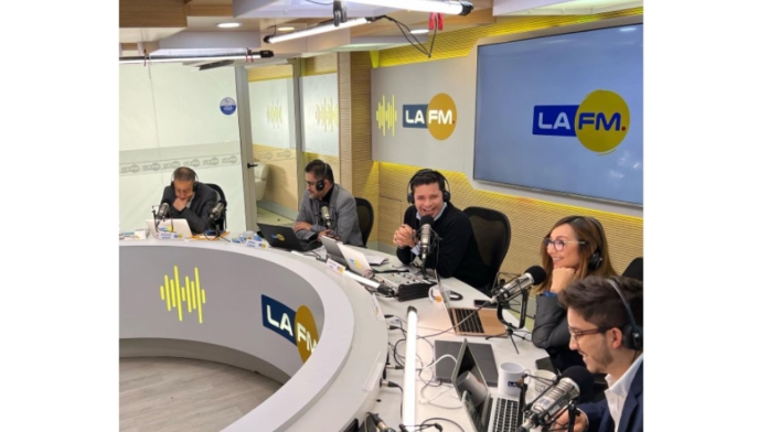 No se puede estar en Italia construyendo gobierno social: Luis Carlos Vélez No se puede estar en Italia construyendo gobierno social: Luis Carlos Vélez