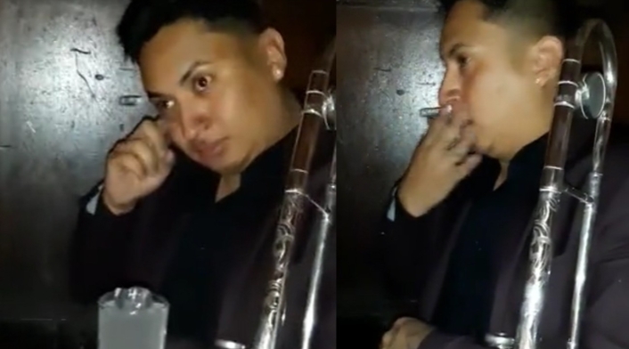 Músico tocando en el matrimonio de su expareja