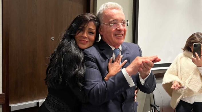 Marbelle le cantó a Álvaro Uribe, y el expresidente le recitó un poema