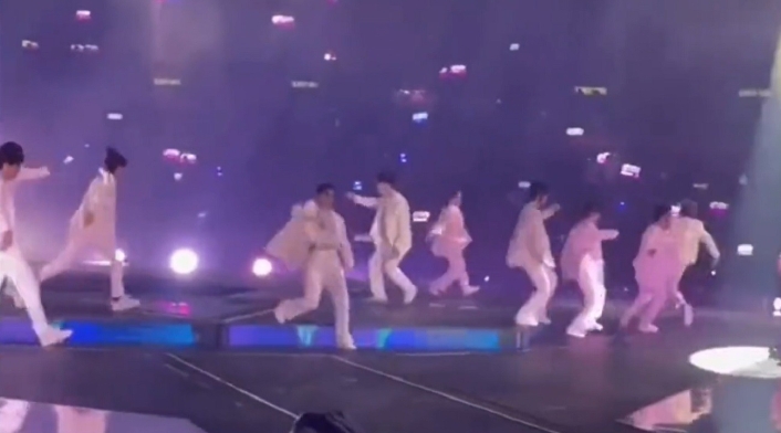 Pantalla cae sobre bailarín en concierto de Mirror en Hong Kong Pantalla cae sobre bailarín en concierto de Mirror en Hong Kong