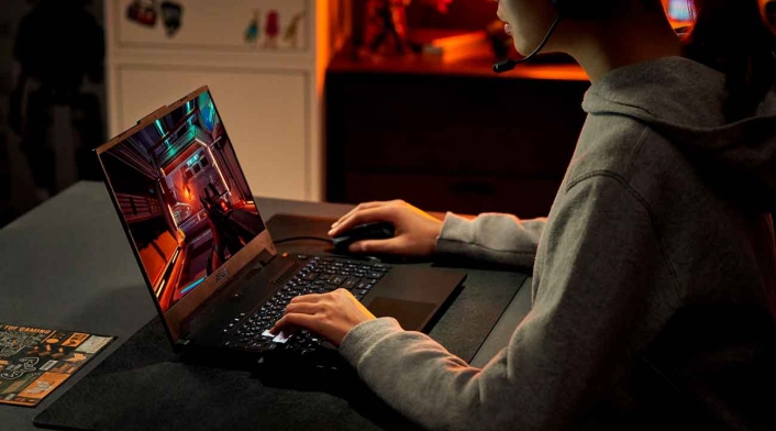 Gamer jugando con su pc portátil Gamer jugando con su pc portátil
