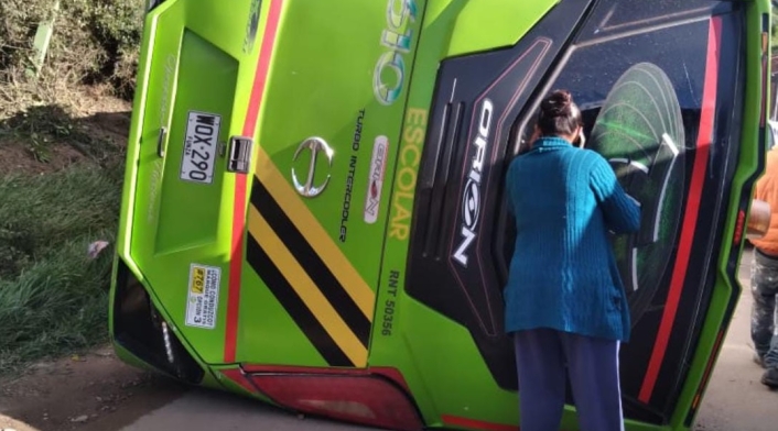 Ruta escolar volcada Ruta escolar volcada