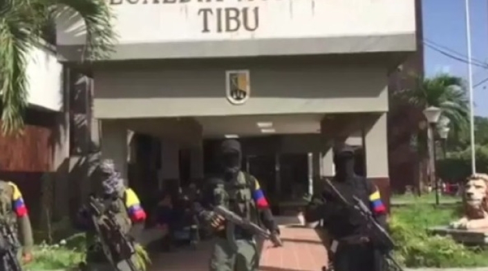 Disidencias de las Farc en las afueras de la alcaldía de Tibú (Norte de Santander)