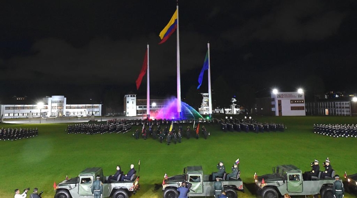 Gustavo Petro en ceremonia militar