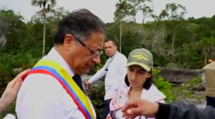 imagen de Gustavo Petro posando con la banda presidencial