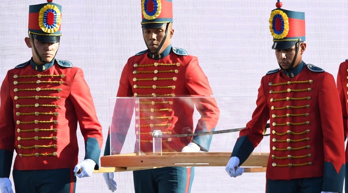 Espada de Simón Bolívar en posesión de Gustavo Petro Espada de Simón Bolívar en posesión de Gustavo Petro