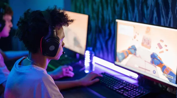 Gamer jugando en su pc Gamer jugando en su pc