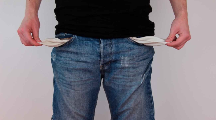 Hombre sin dinero por que tiene un mal salario Hombre sin dinero por que tiene un mal salario