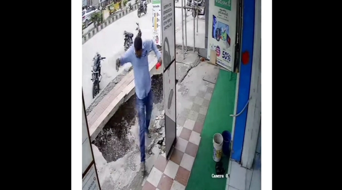 Hombre casi se hunde tras pasar a segundos de un piso que se derrumbó Hombre casi se hunde tras pasar a segundos de un piso que se derrumbó